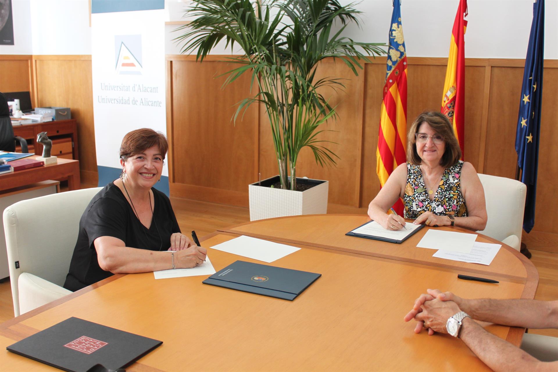 Verònica Cantó (AVL) i Amparo Navarro (UA)