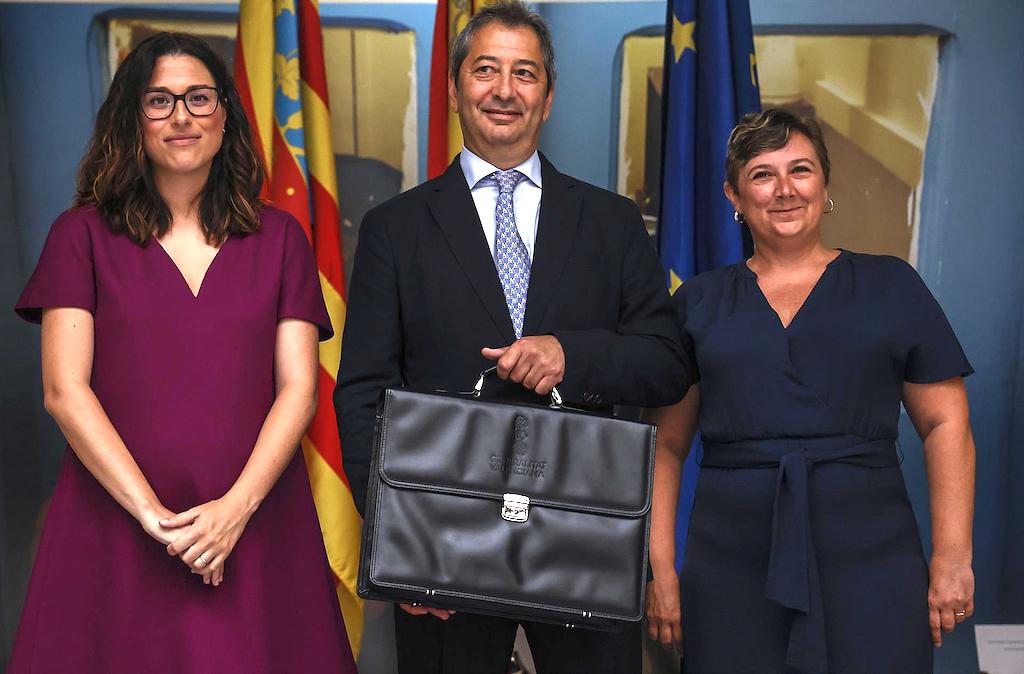 L'exvicepresidenta primera de la Generalitat, Aitana Mas; el nou vicepresident primer i conseller de Cultura, Vicente Barrera, i la fins hui consellera de Cultura, Raquel Tamarit |Rober Solsona | EP