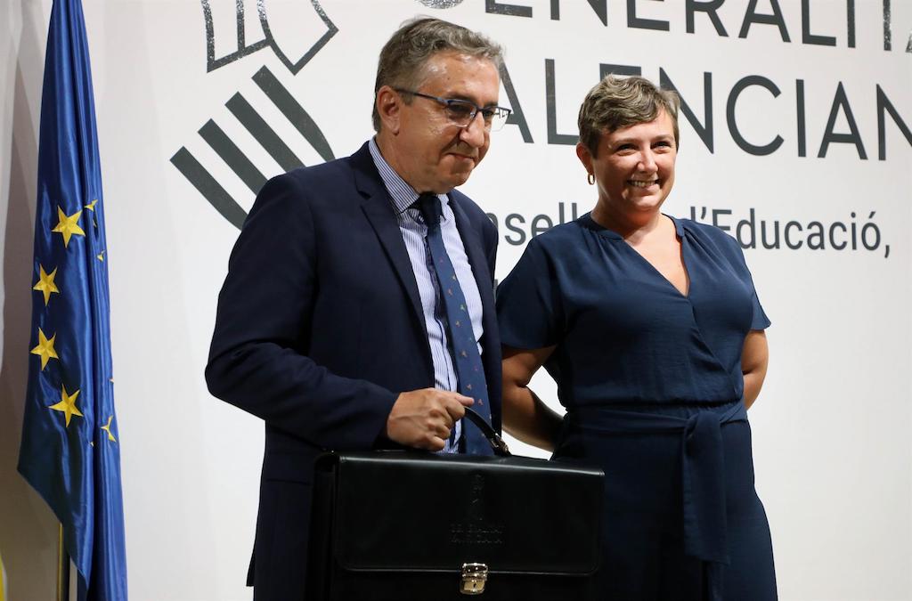 El nou conseller d'Educació, Universitats i Ocupació de la Generalitat Valenciana, José Antonio Rovira, rep la cartera de mans de la seua predecessora, Raquel Tamarit
