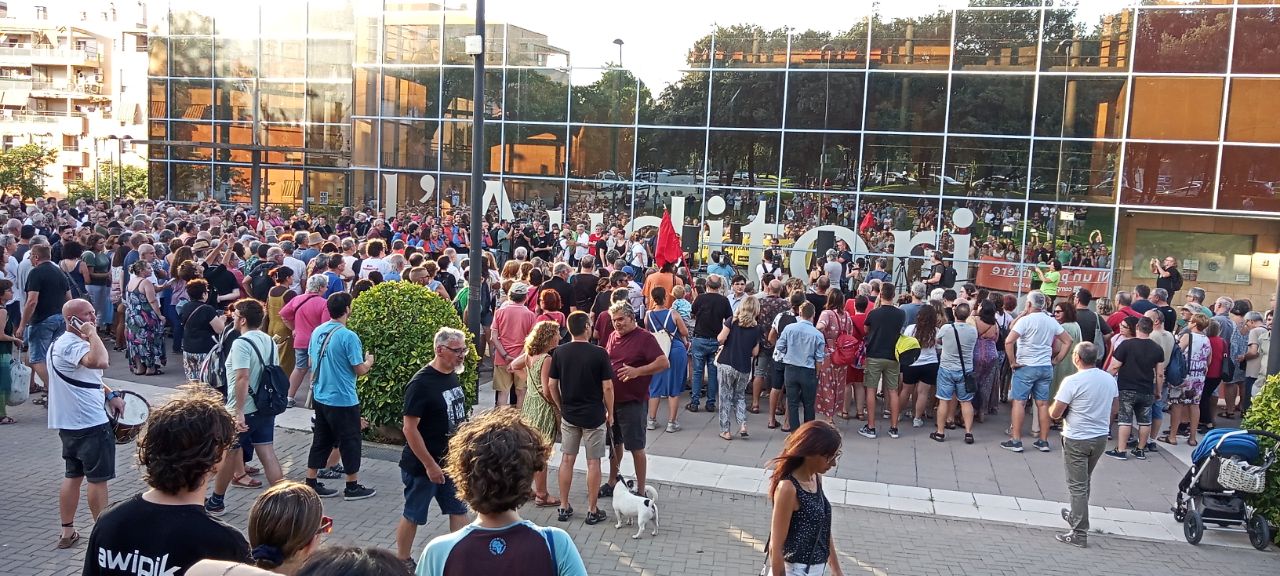 Concentració davant de l'Auditori Vicent Torrent