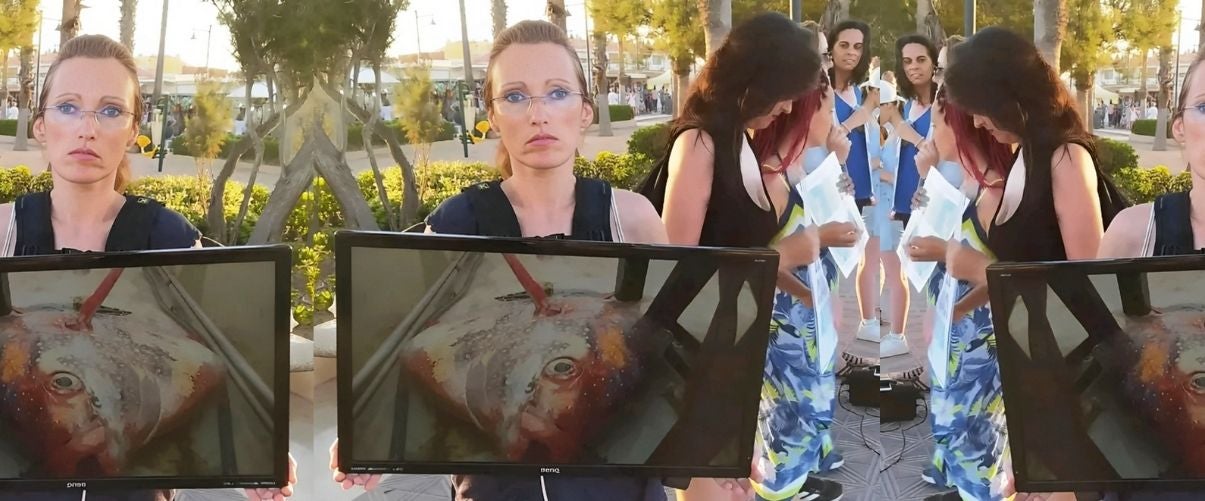 ctivistes fan una performance a València per a denunciar la pràctica de la pesca