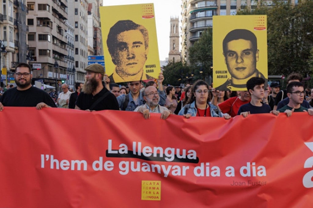 Fan una crida per a defensar la llengua també durant les vacances