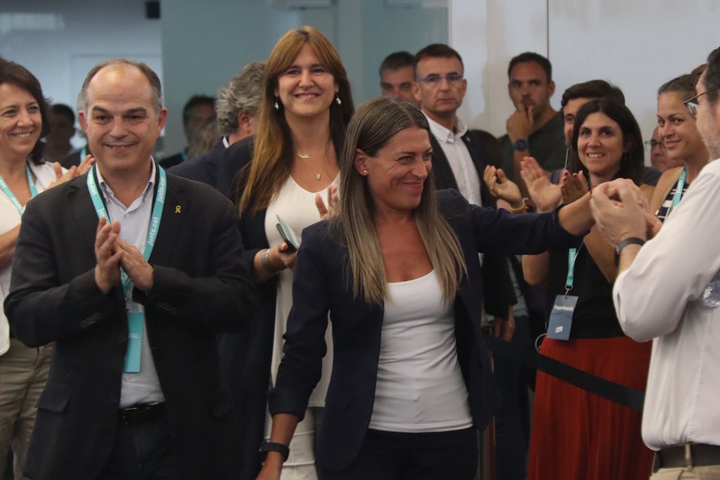 La candidata de Junts, Míriam Nogueras, compareix acompanmyada de la presidenta del partit, Laura Borràs, i del secretari general, Jordi Turull | Nico Tomás | ACN