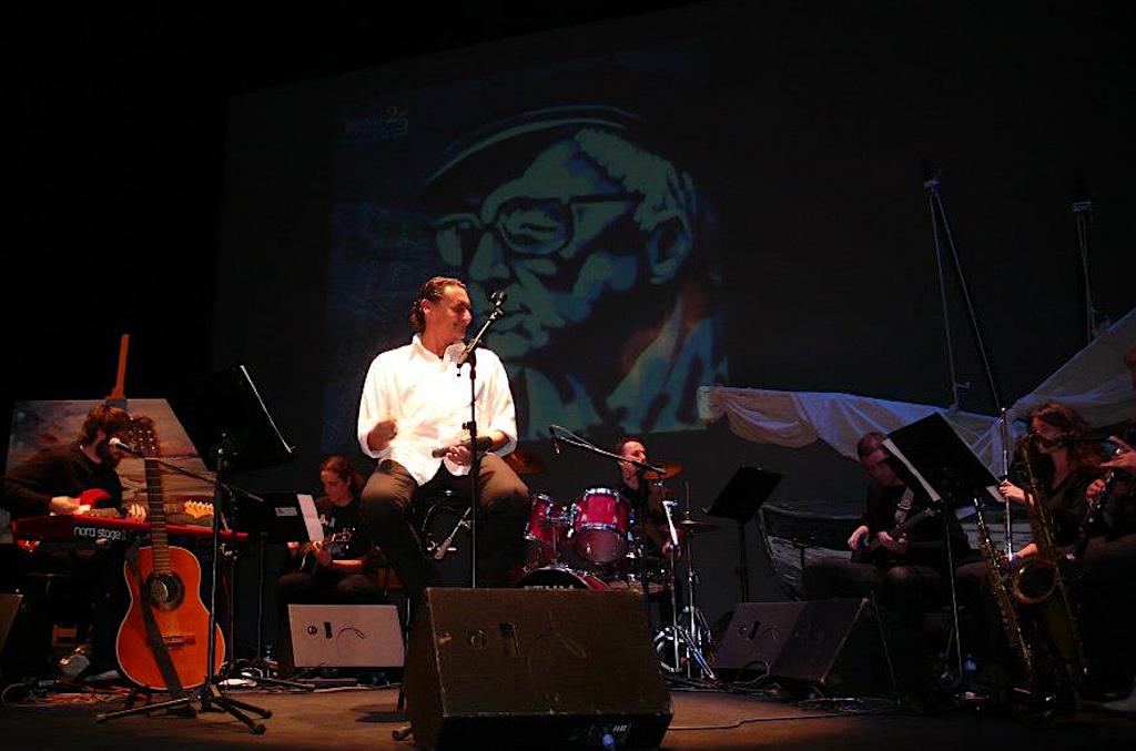 Tal dia com hui del 1957 el cantautor Artur Àlvarez va nàixer a Castelló de la Plana