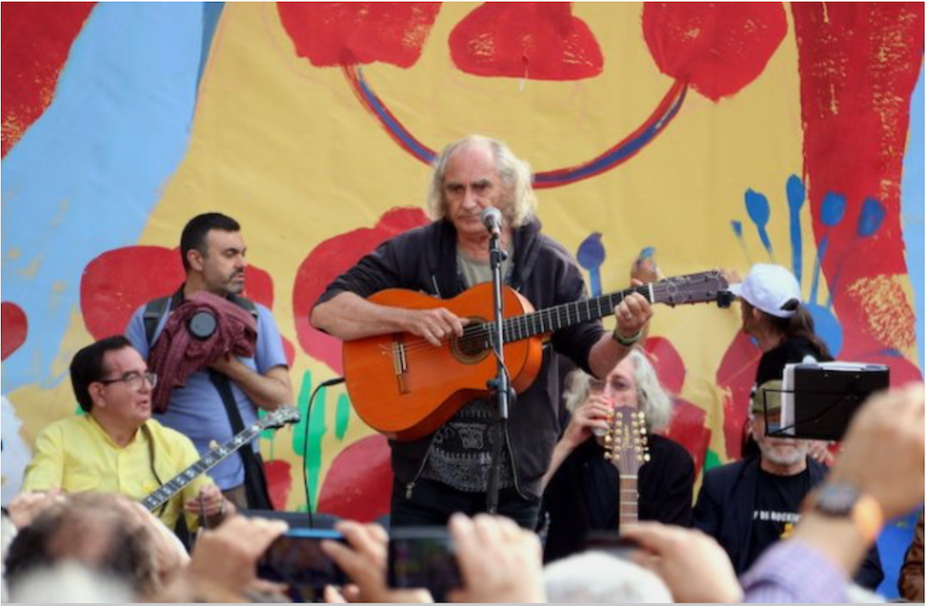 Pau Riba interpretant «El taxista», tema que va escriure amb 16 anys, en el concert del 50 aniversari del Grup de Folk, al Parc de la Ciutadella el 2018 | Júlia Pérez | ACN