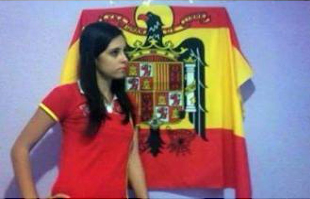 fa 10 anys, a DLV: «La regidora de Joventut de Canals va posar davant d’una bandera franquista» 