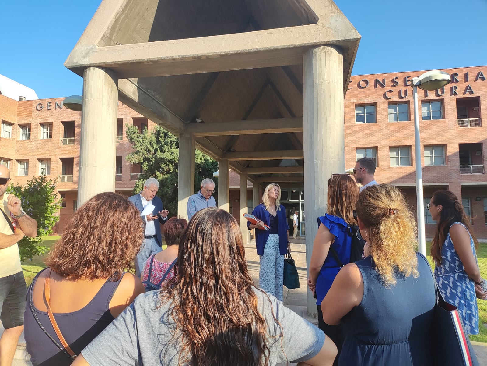 Interins reclamant a les portes de la conselleria d'Educació