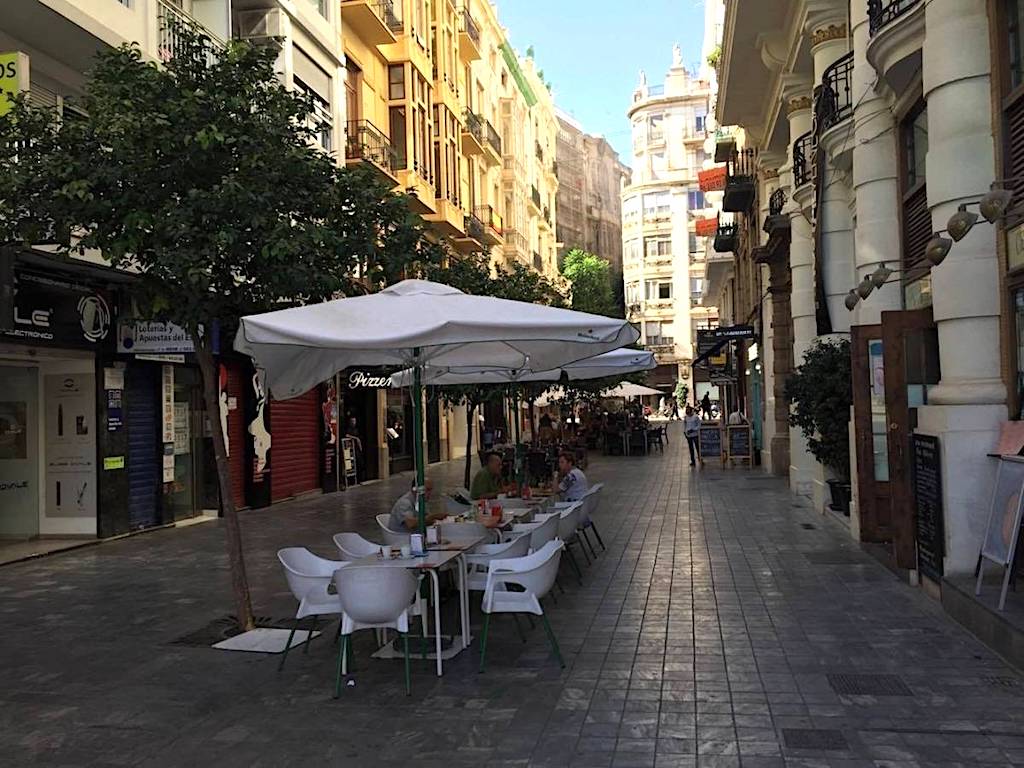 La calor fa fugir de les terrasses els clients a l’hora de dinar