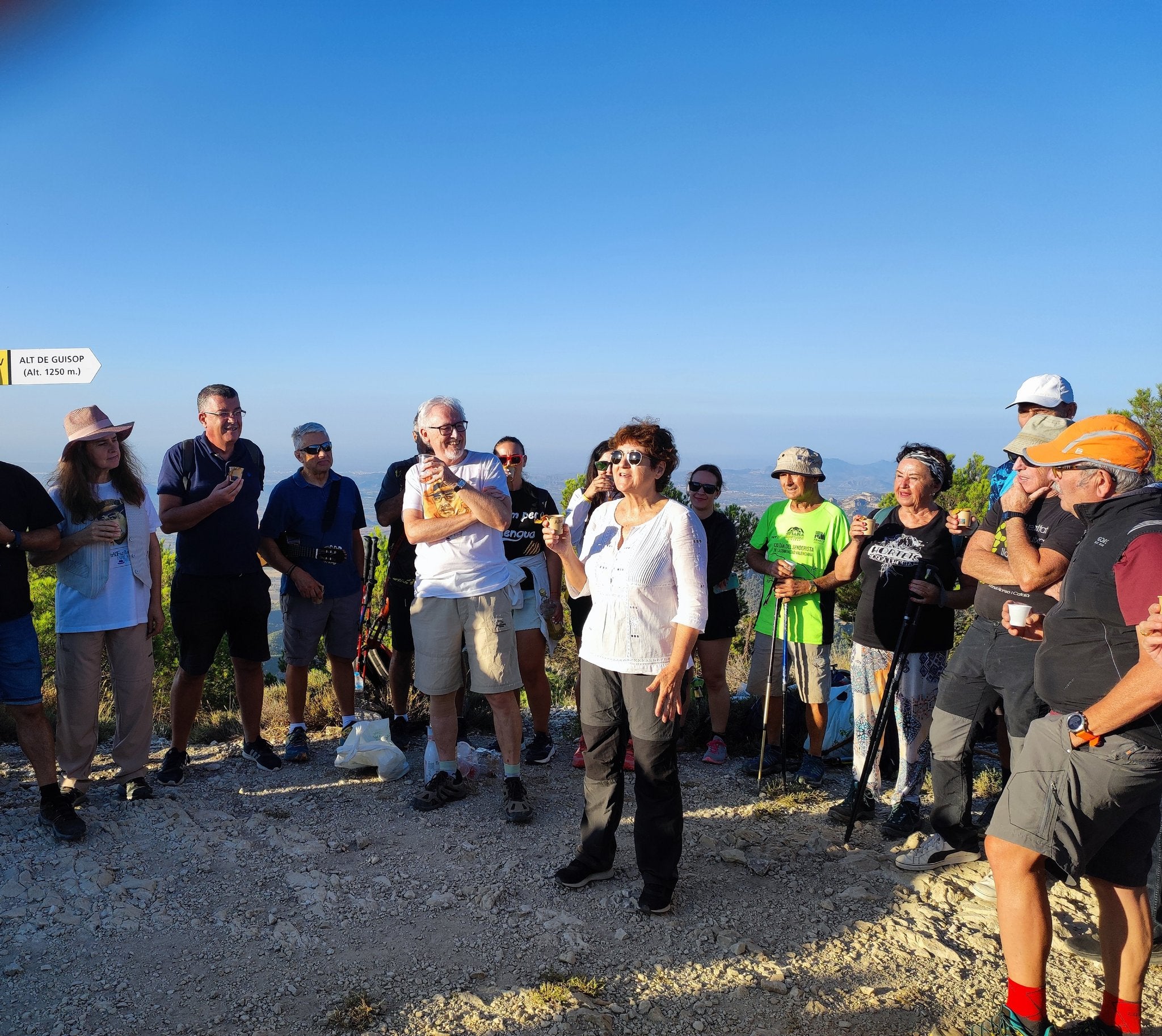 Desenes de persones pugen a l’Alt de Guisop per homenatjar Enric Valor