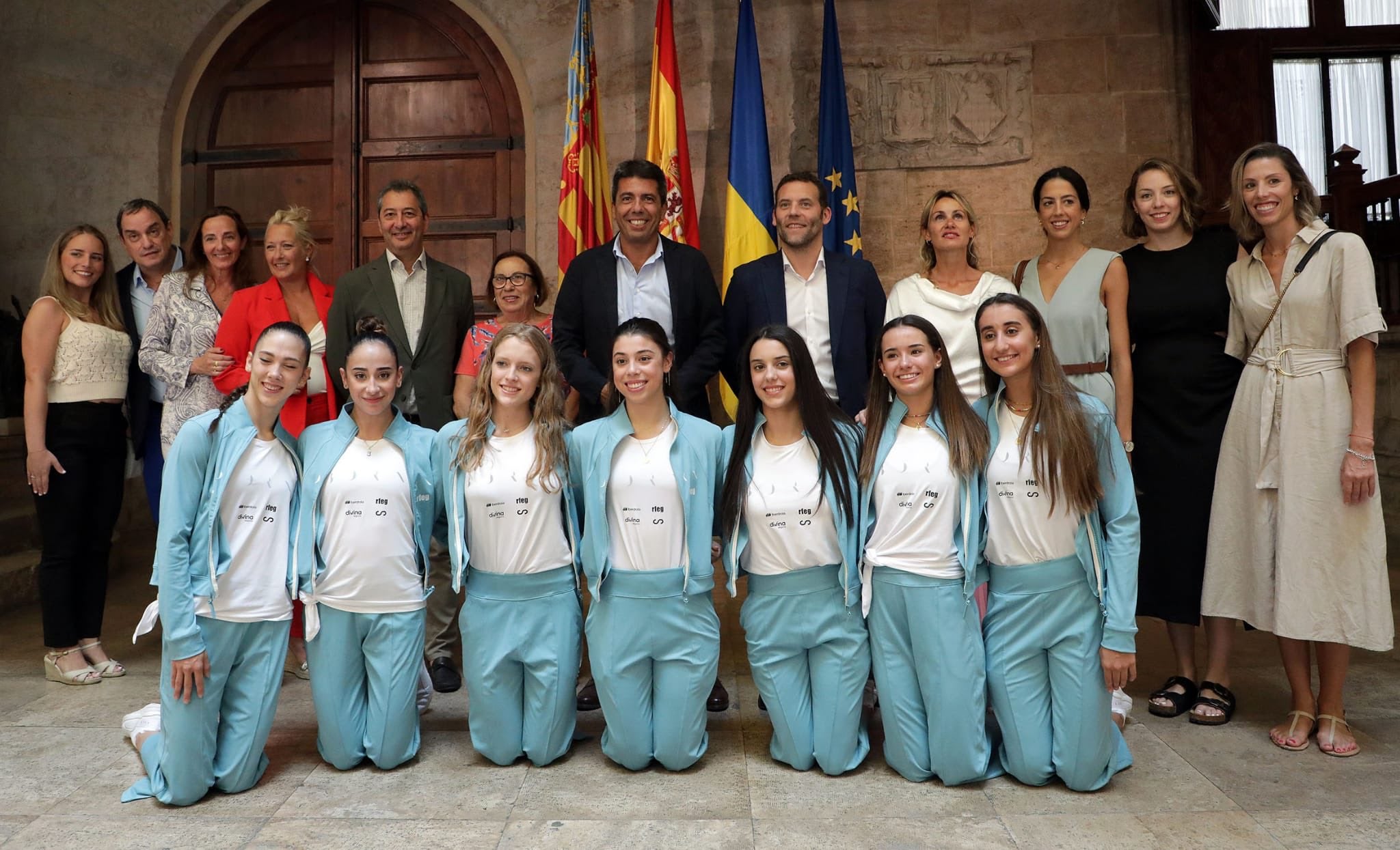 Polèmica al Palau de la Generalitat: Mazón i Barrera es fotografien amb les subcampiones del món de gimnàstica rítmica