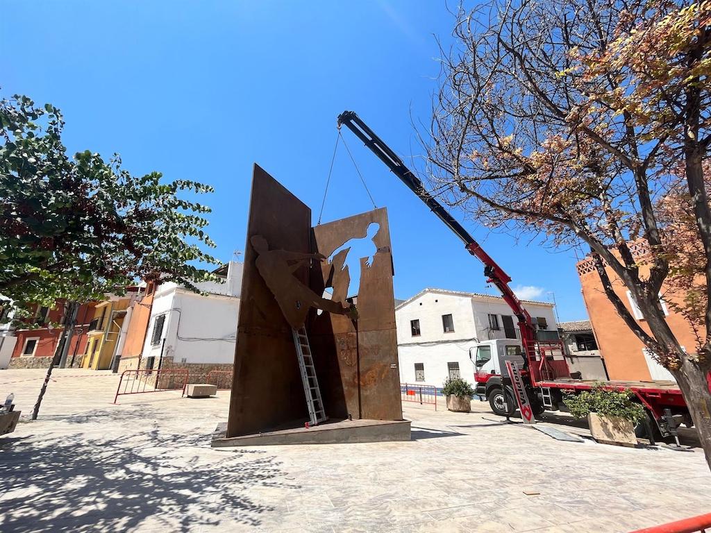 Manuel Bois cedeix una escultura per a la plaça del Trinquet de Xàtiva