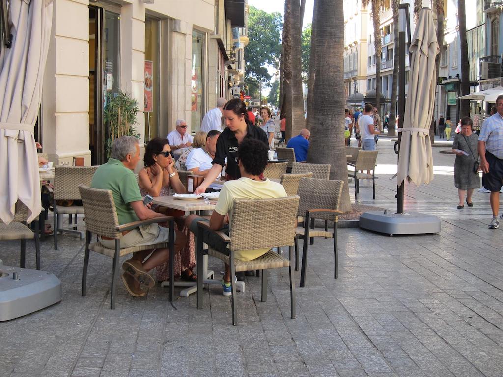 Una cambrera atén una taula en un bar | EP