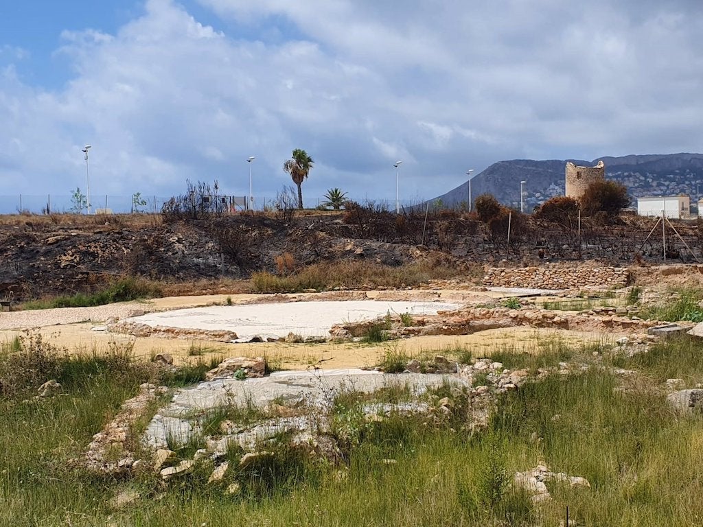 L’incendi de Calp no afecta el jaciment romà dels Banys de la Reina