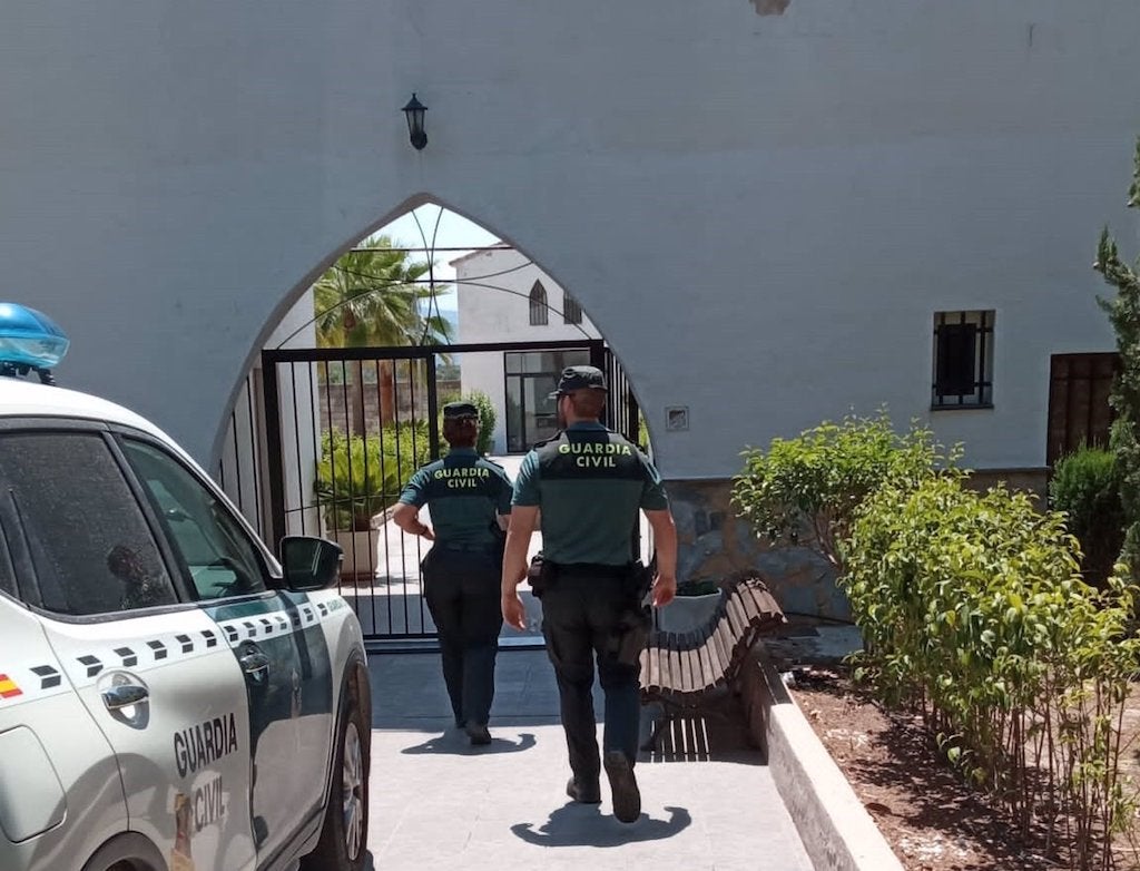 Detenen un profanador de tombes al cementeri d’Alfarrasí