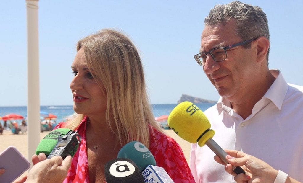 La consellera de Turisme, Nuria Montes, i l'alcalde de Benidorm, Tomi Pérez