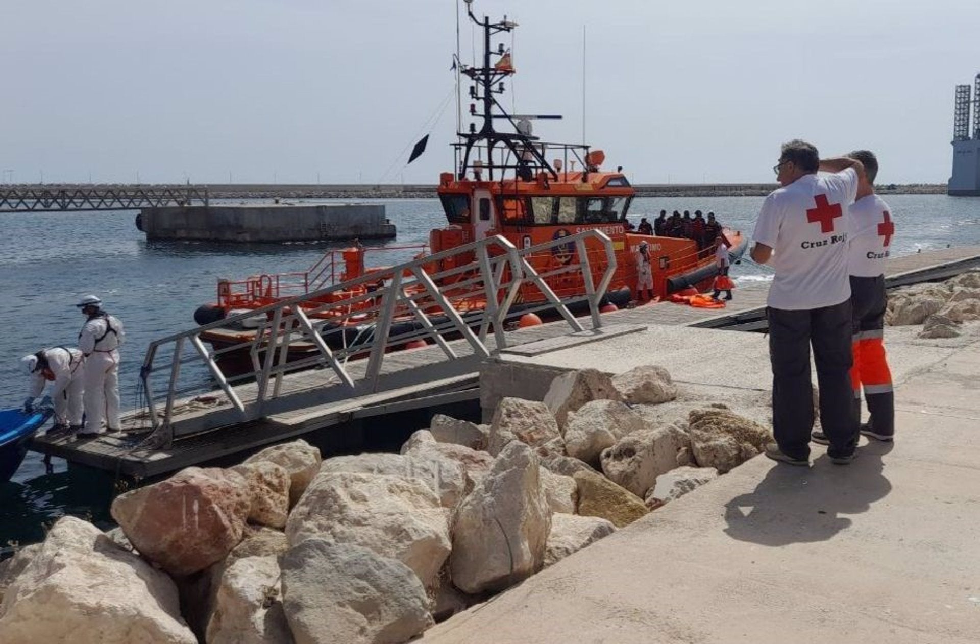 Rescaten 13 persones a bord d’una pastera a les costes de la Marina