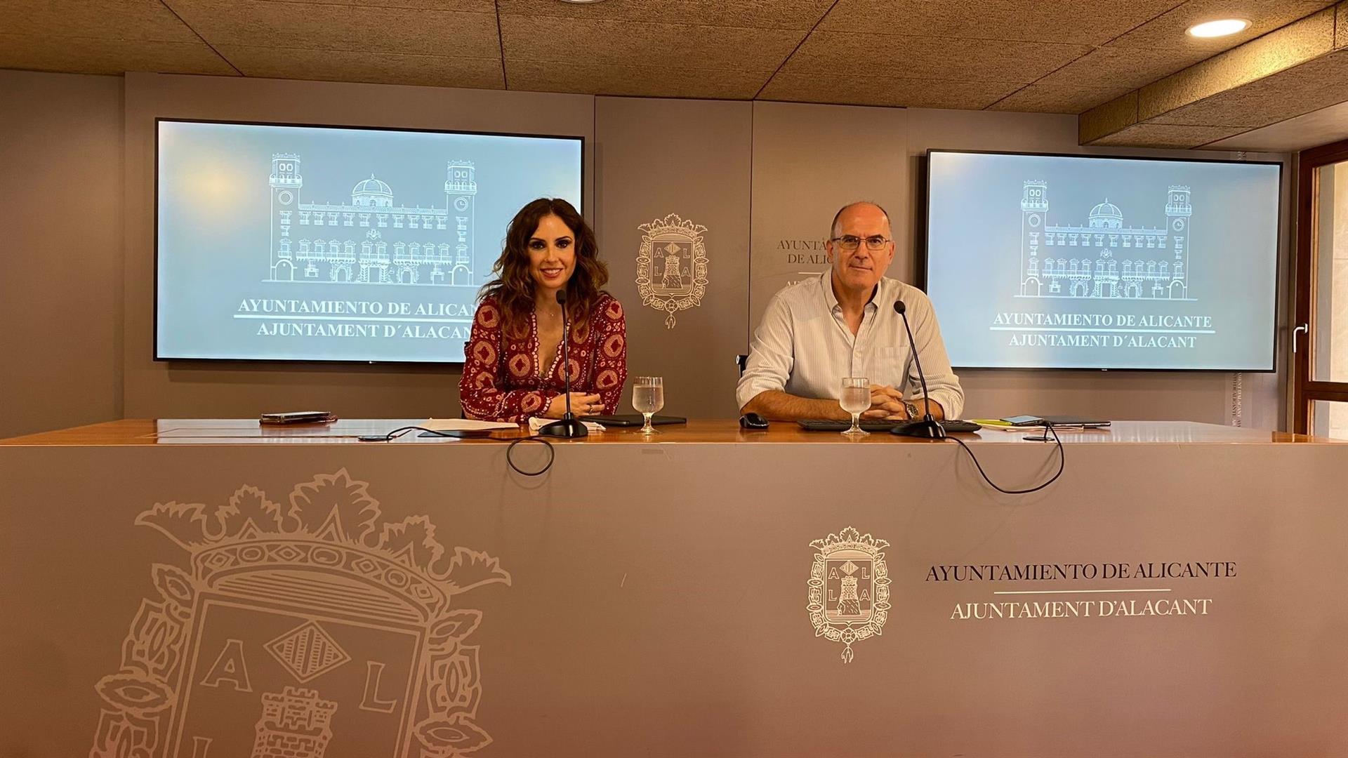 Els regidors de l'Ajuntament d'Alacant Ana Poquet (Turisme i portaveu del govern local) i Jesús Villar (Neteja i vicealcalde)