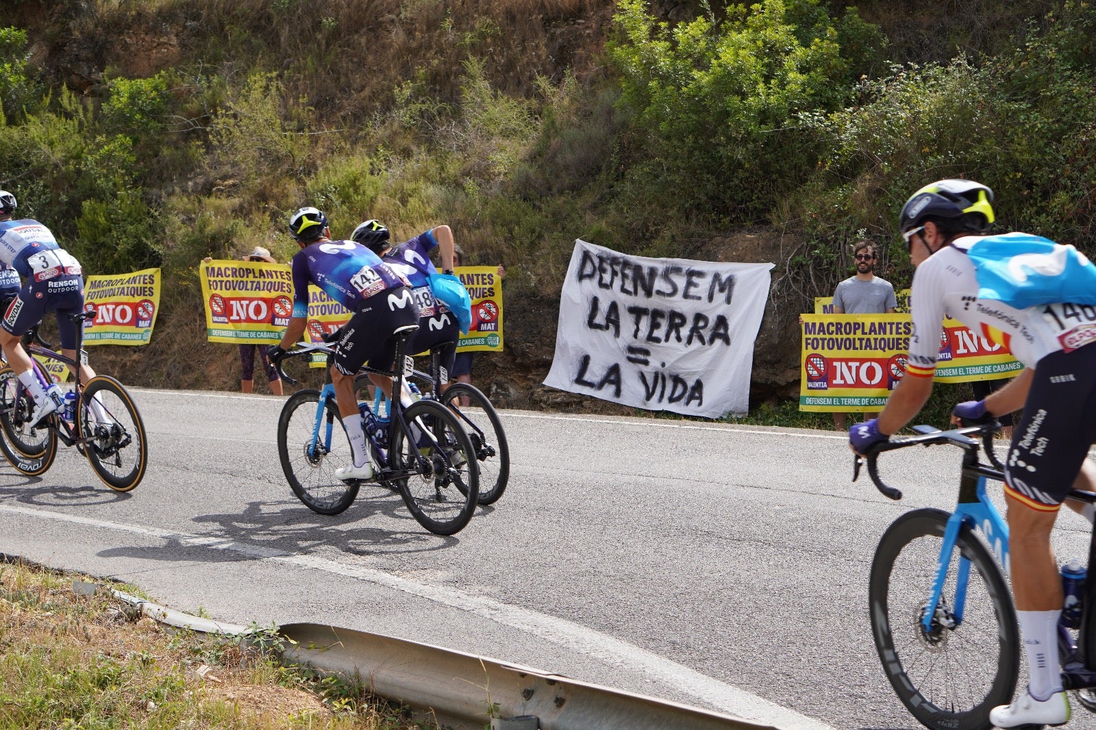 Protesta contra els macroparcs solars al pas de «La Vuelta» per Les Useres