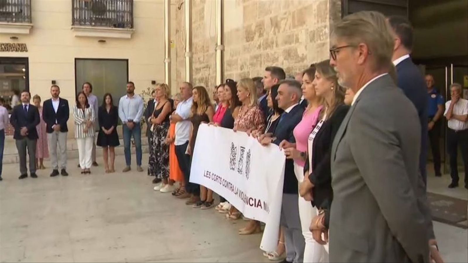 Vox s’aparta de la pancarta contra la violència masclista durant l’homenatge per la dona assassinada a Alzira