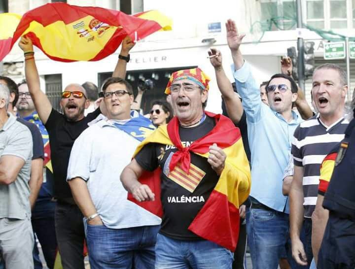 Moreno -amb capa i mocador- a la primera fila dels qui volien rebentar la manifestació