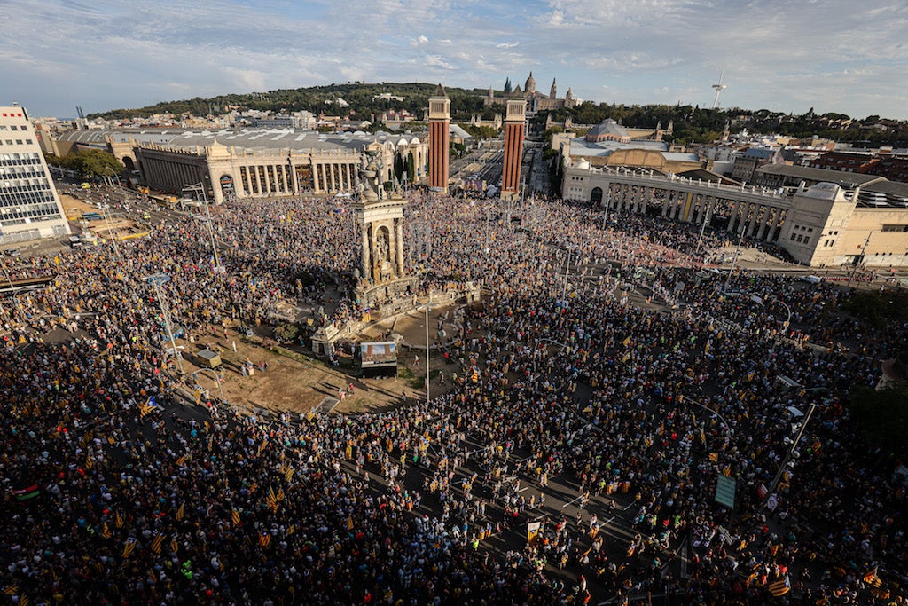 Vista general de la plaça Espanya, una vegada han confluït les quatre columnes que han format la manifestació convocada per l'ANC | Jordi Borràs | ACN