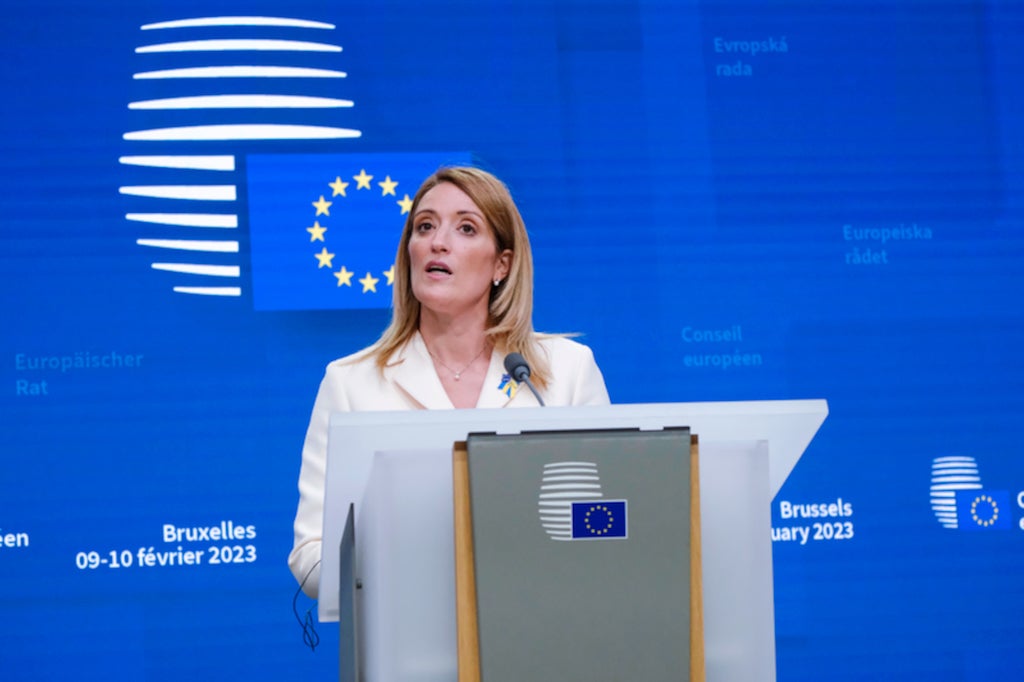 La presidenta del Parlament Europeu, Roberta Metsola, durant la roda de premsa posterior a la seua intervenció al Consell Europeu extraordinari que s'ha celebrat a Brussel·les  | ACN