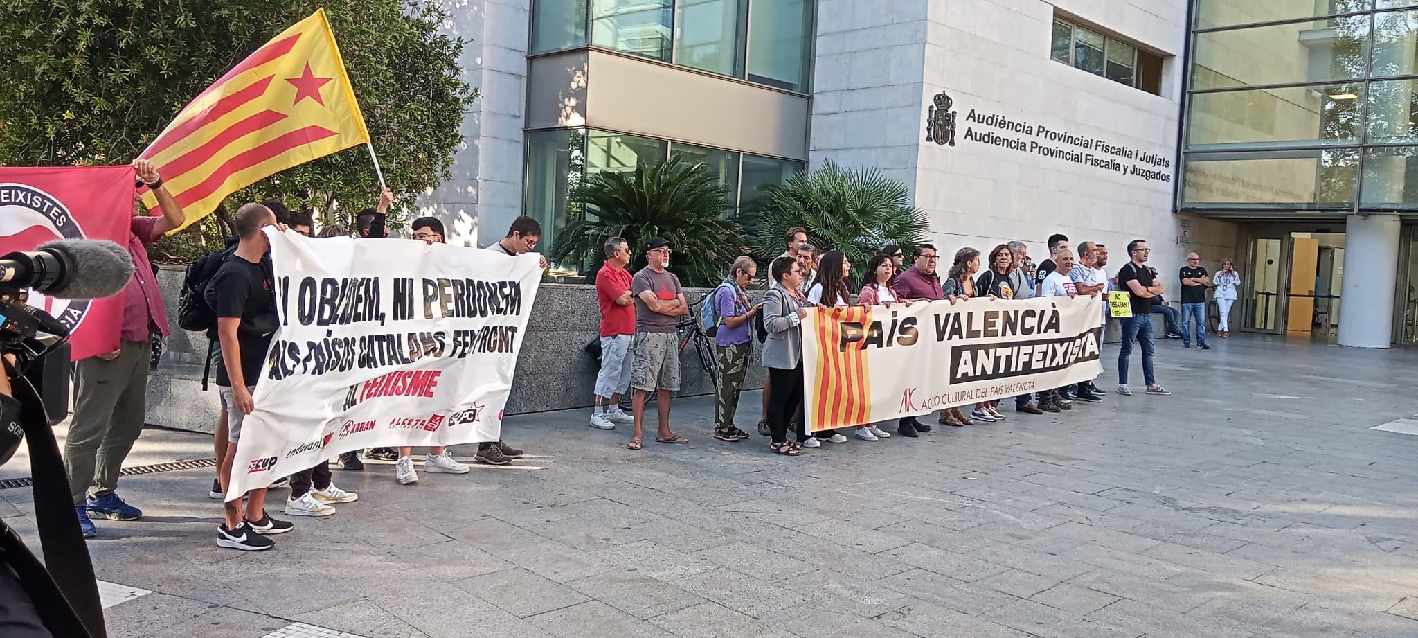 Concentració antifeixista a les portes de la Ciutat de la Justícia