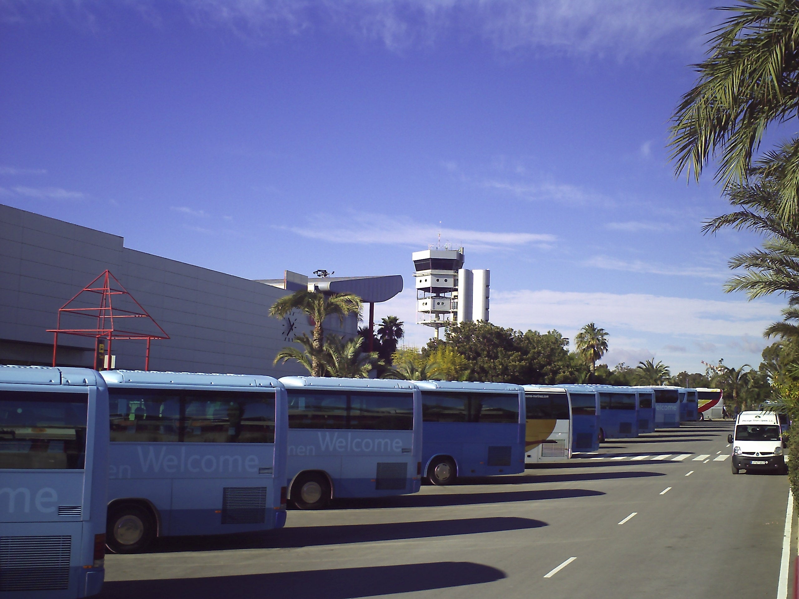 Autobusos a l'Aeroport d'Elx-Alacant, que no disposa de connexió ferroviària