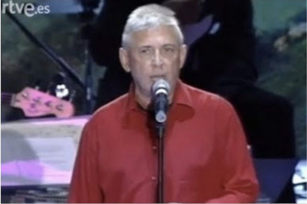 Raimon cantant a Madrid