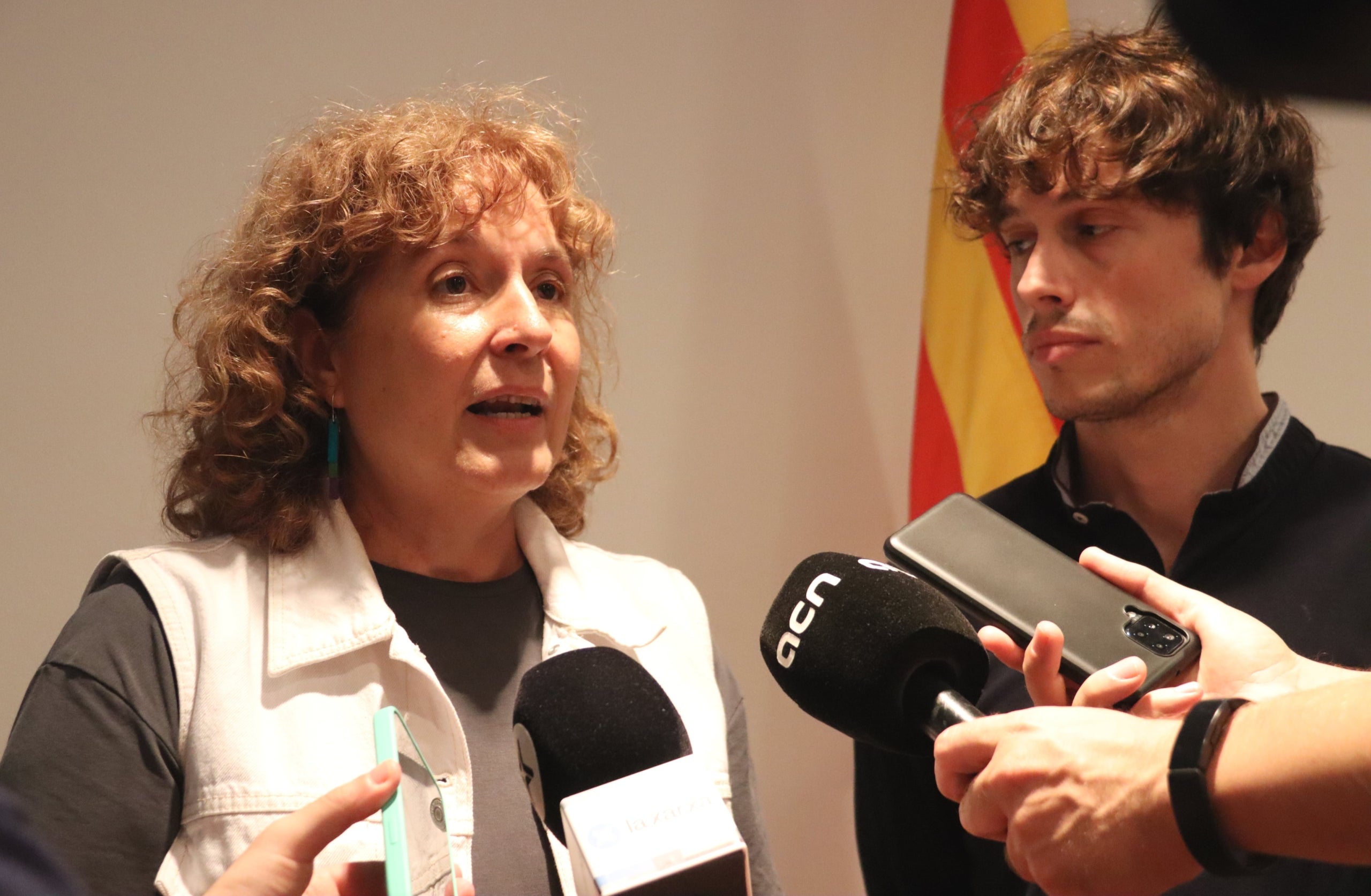 Rut Carandell, directora de Plataforma per la Llengua, i el responsable de la campanya per l'oficialitat del català a la UE, Pol Cruz-Corominas