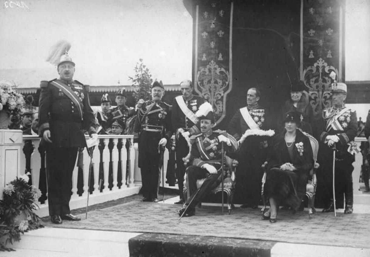 El dictador Miguel Primo de Rivera fa un discurs davant els reis espanyols Alfons XIII i Victoria Eugenia de Battenberg