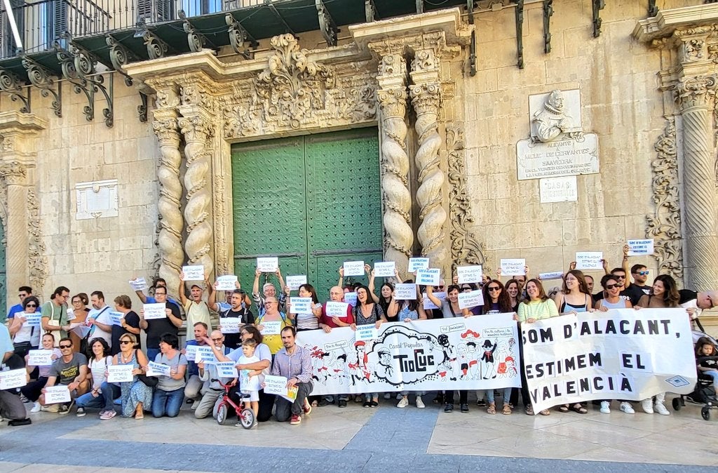Defensors del valencià defensen a les portes de l'Ajuntament la retirada de la declaració per part de Vox