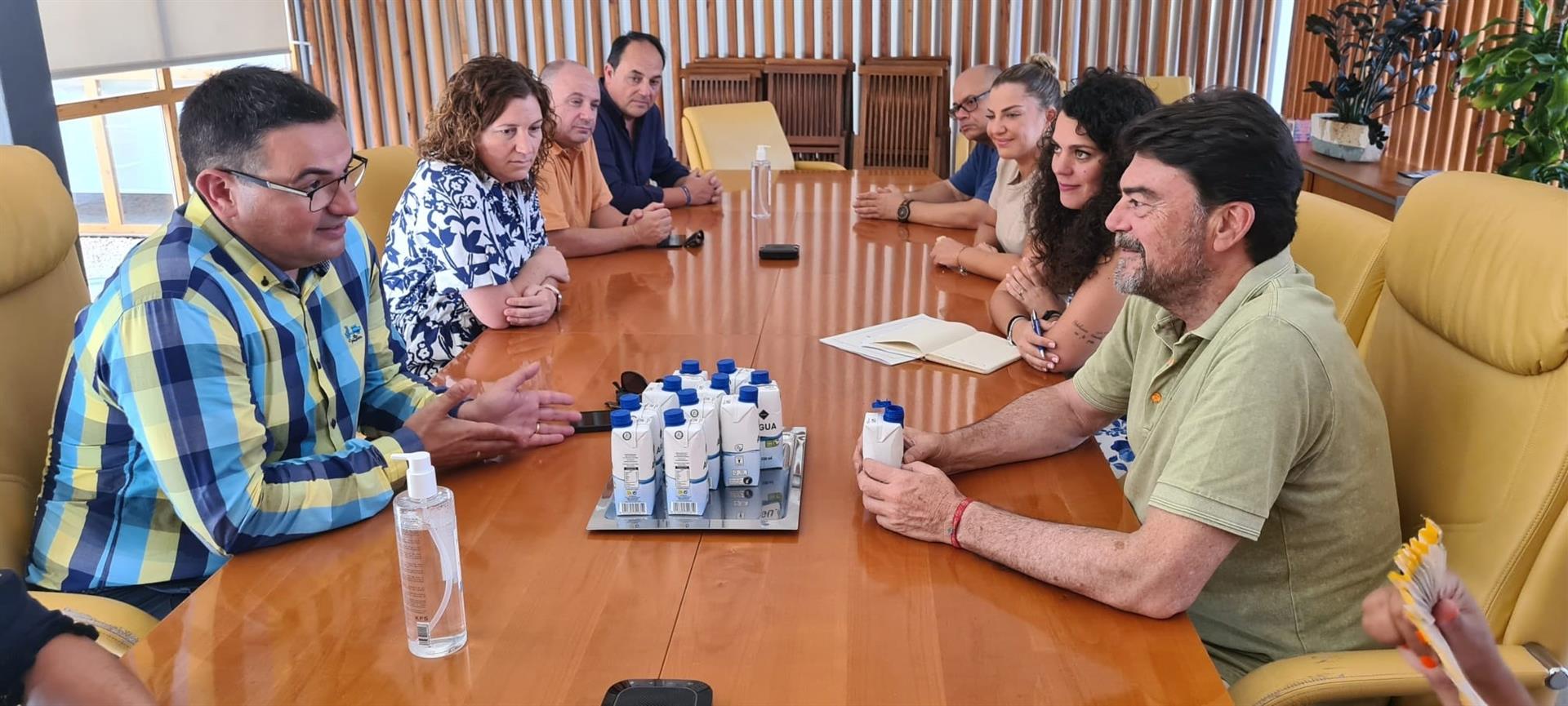 L'alcalde d'Alacant, Luis Barcala, es reuneix amb el nou president de la Federació de Fogueres