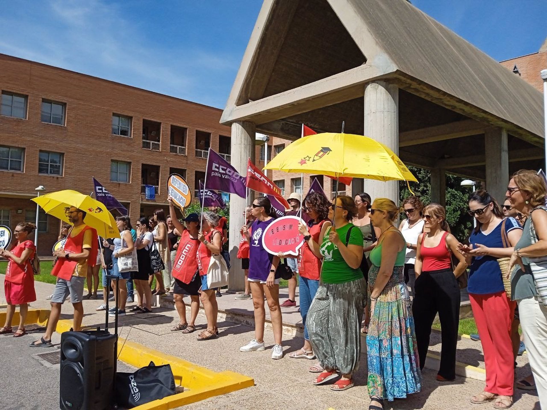 CCOO es concentra davant la Conselleria d’Educació