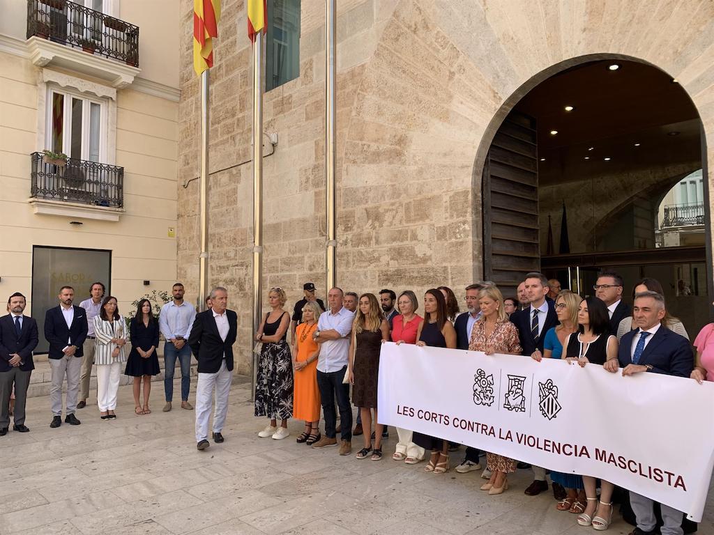 La Mesa de Les Corts acorda la pancarta «No a la violència contra les dones» en els minuts de silenci