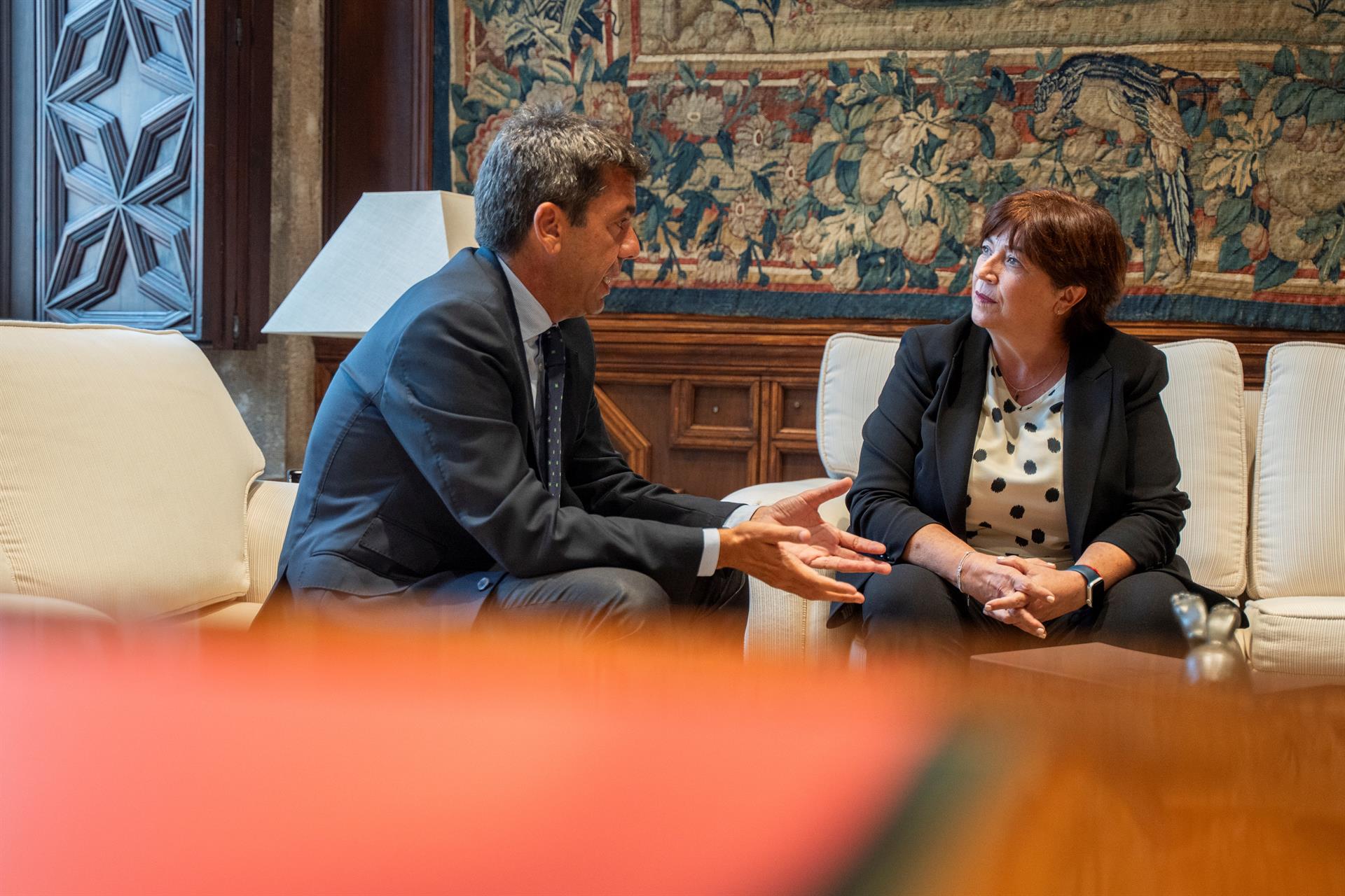 El president valencià, Carlos Mazón, amb la presidenta de l'AVL, Verònica Cantó