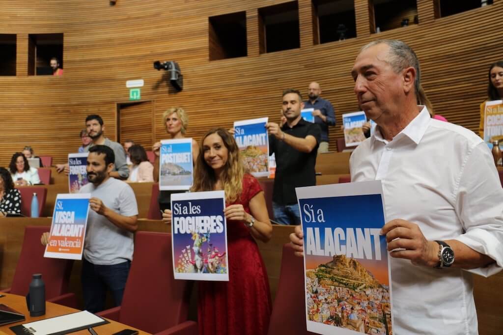 Compromís protesta contra la petició de Vox d’excloure Alacant del predomini lingüístic valencià