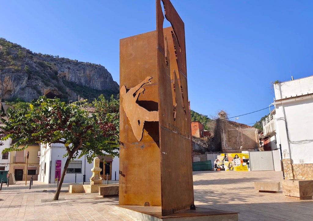 L’escultura «L’angle trencat pel moviment» de Manuel Boix es queda a Xàtiva [Vídeo]