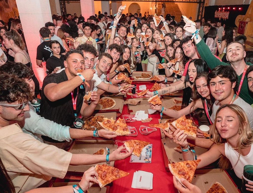 Les persones treballadores de Telepizza Benidorm feren les 500 pizzes de la Festa Desalia de Ron Barceló | Xarxes socials de Ron Barceló