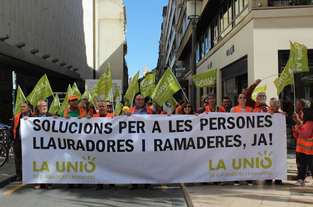 Protesta de La Unió Llauradora i Ramadera davant de la Delegació del govern espanyol al País Valencià el 2019