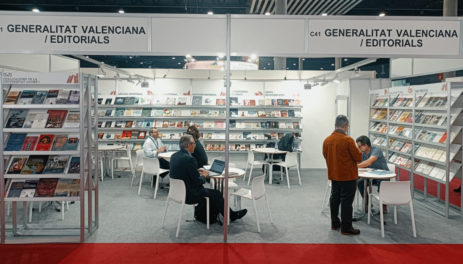 Més d’una quinzena d’editorials valencianes participen en una edició de LIBER en auge