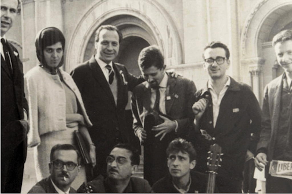 A Castelló de la Plana, d'esquerra a dreta, drets: Delfí Abella, Lina Luján, Lluís Serrahima, Francesc Pi de la Serra i Joan Francesc Mira; asseguts: Josep Maria Espinàs, Joan Fuster i Raimon | Casa Joan Fuster | Eines