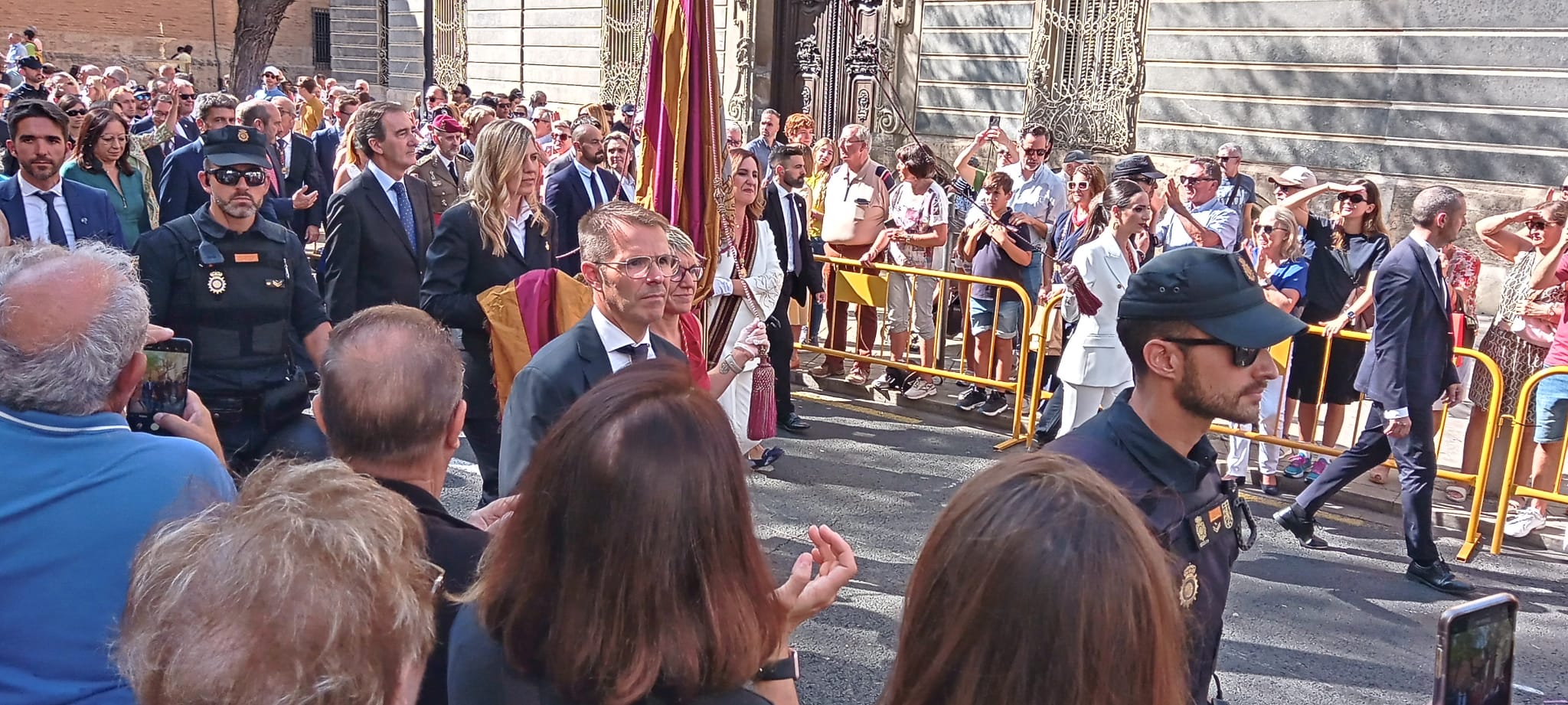 L'alcaldessa de Valèmcia portant la Reial Senyera