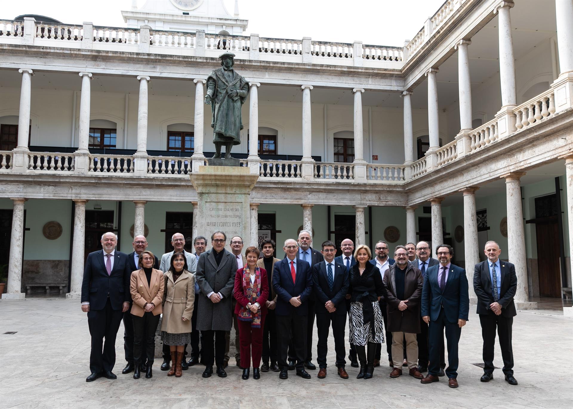 Rectors i rectores de la Xarxa Vives al claustre de la Universitat de València el 2023