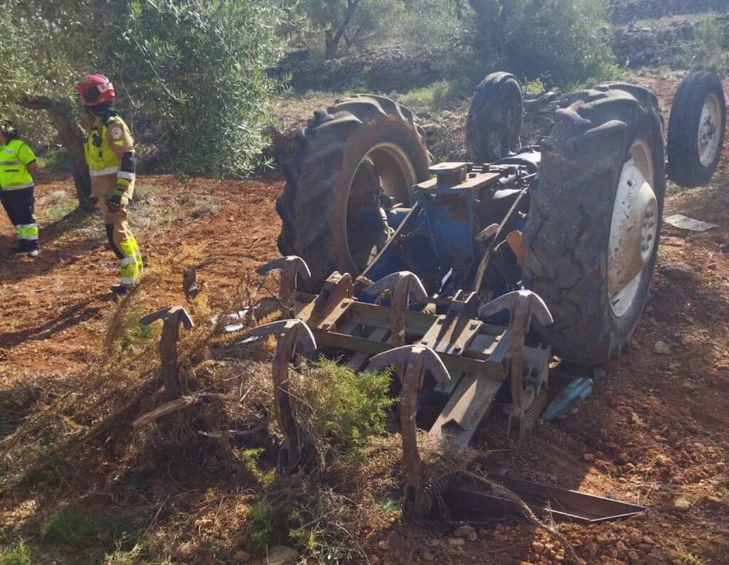 Mor un home a Traiguera després de bolcar un tractor