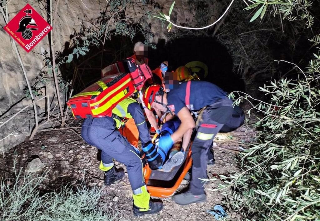 Un ciclista, ferit en caure per un tallat de 8 metres a Guardamar del Segura