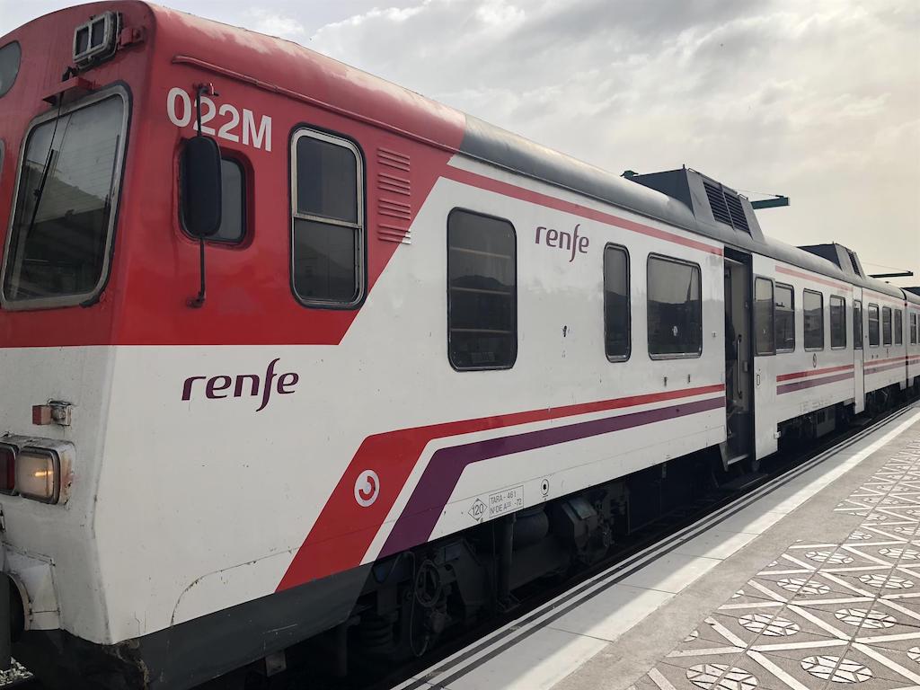 Un tren de rodalia atropella una rabera d’ovelles a Xest