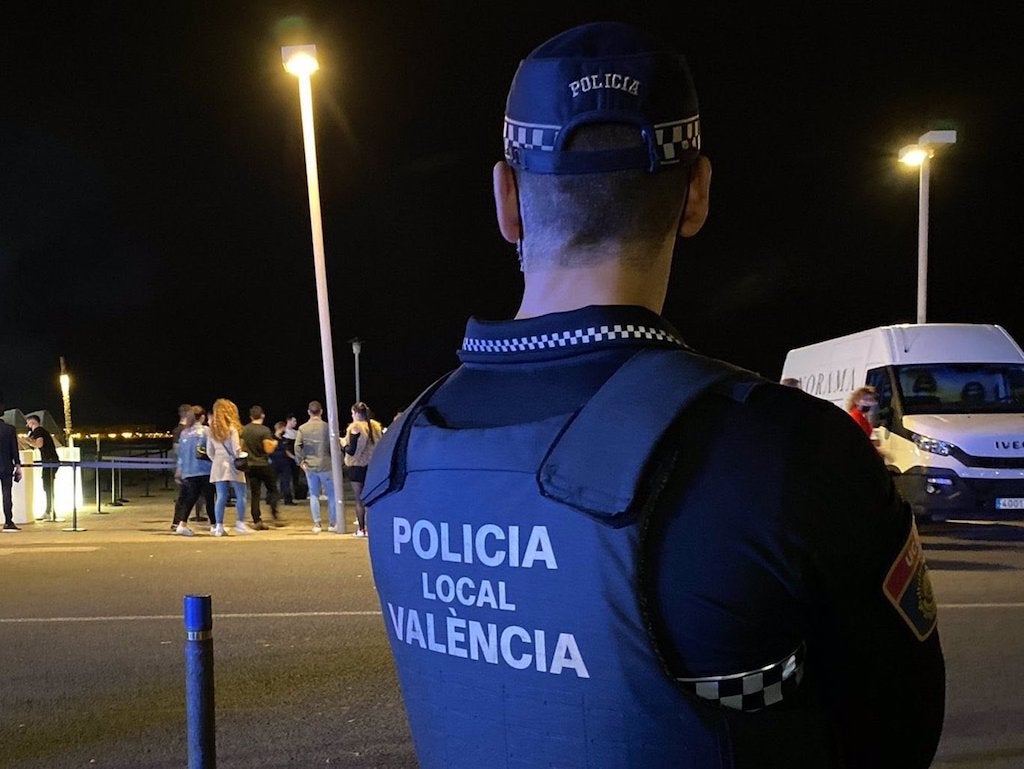Un home denuncia que li han disparat en un braç mentre circulava per l’A-7