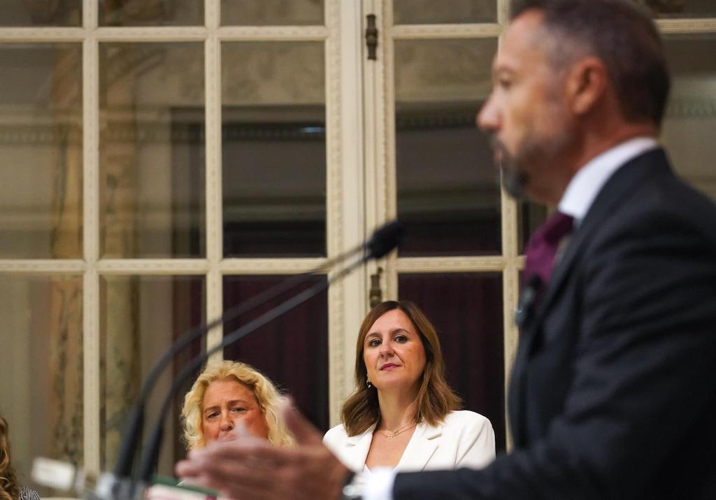 María José Catalá observa Juan Manuel Badenas en la presentació del pacte de govern municipal | Eduardo Manzana | EP