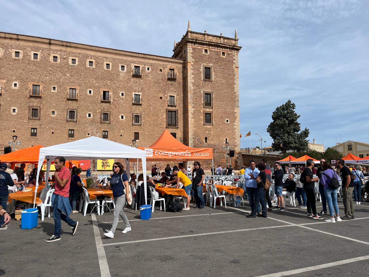 Centenars de persones omplen l'esplanada del Monestir de Santa Maria del Puig